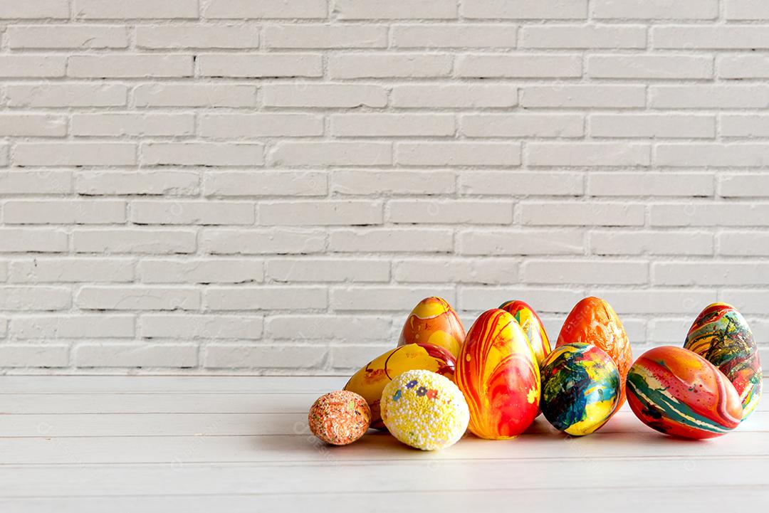 Fundo decorado de páscoa, ovos de páscoa coloridos