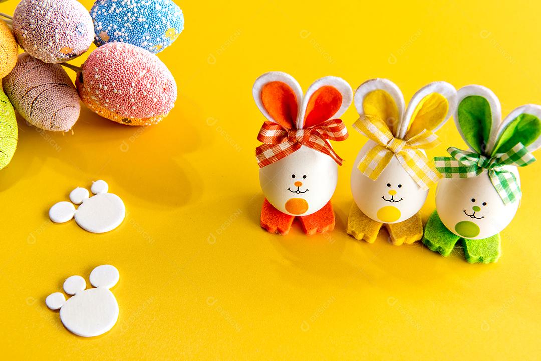 Fundo decorado de páscoa, ovos de páscoa coloridos nas costas amarelas