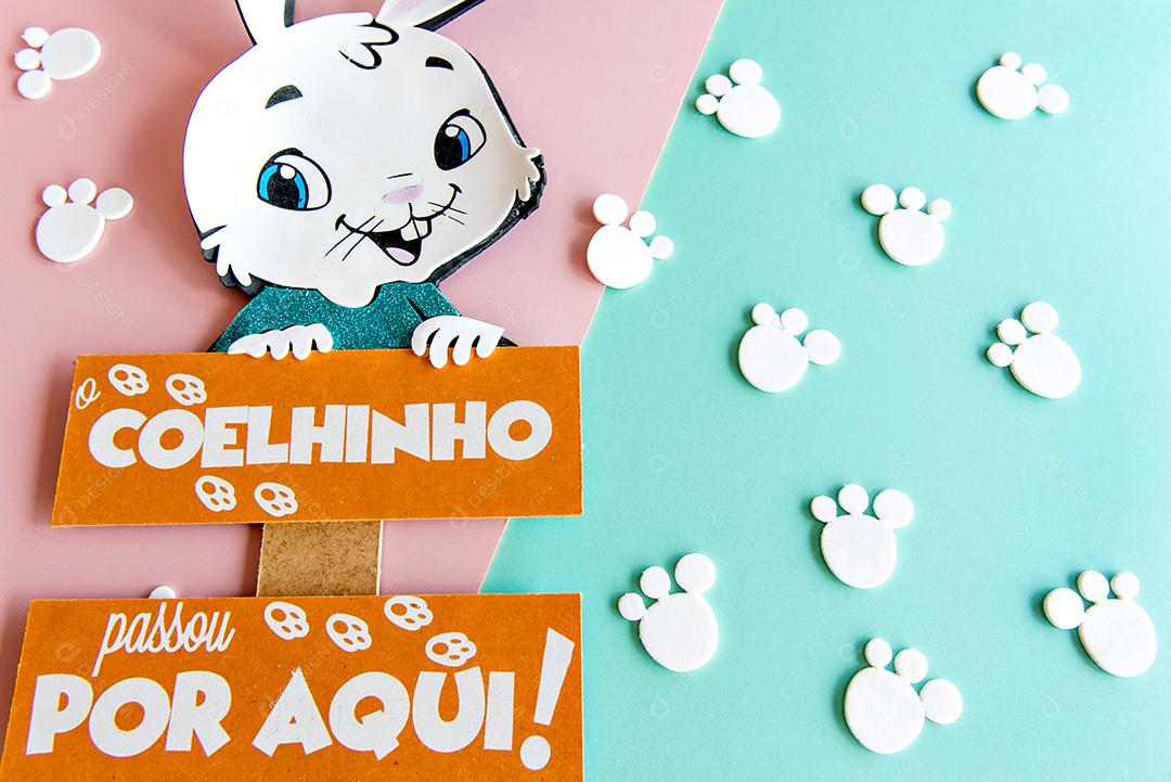 Fundo decorado de Páscoa, coelhinho da Páscoa com placa