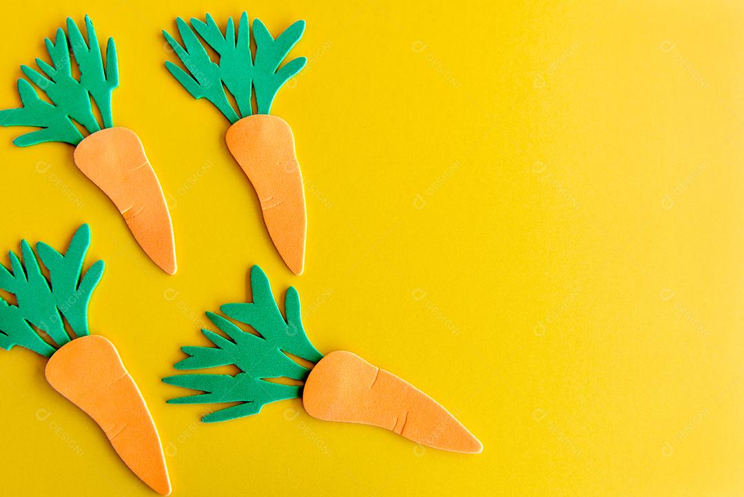 Fundo decorado de páscoa, cenouras de páscoa em fundo amarelo