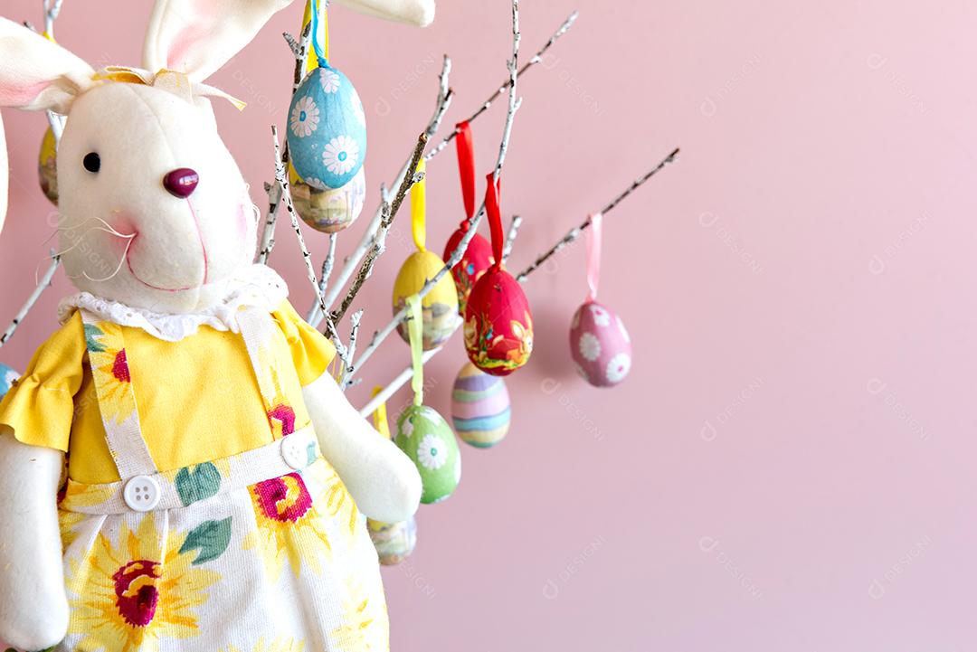 Conceito de páscoa, coelhinho da páscoa em fundo rosa.