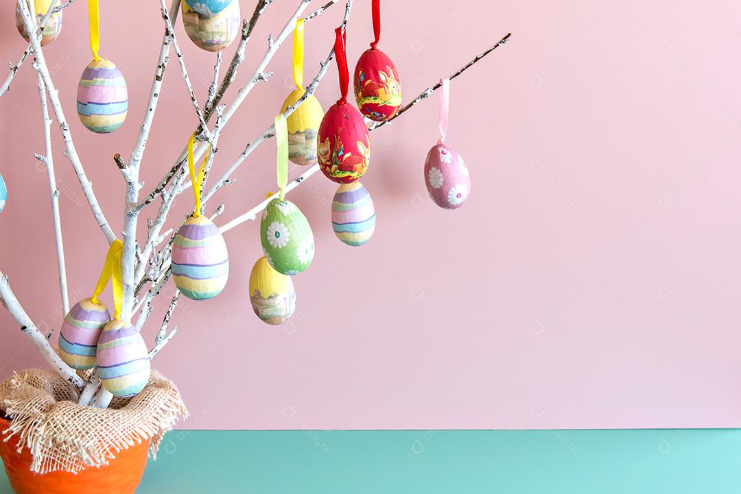 Conceito de páscoa, árvore de ovo de páscoa em fundo rosa.