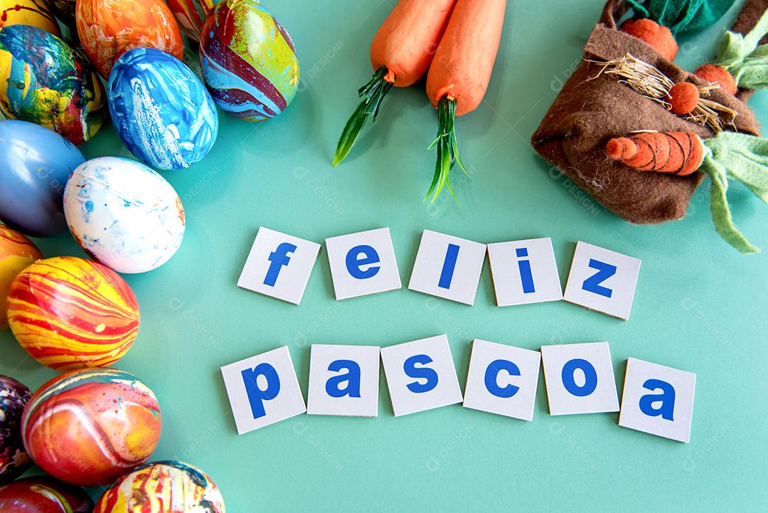 Conceito de páscoa, ovos de páscoa e cenouras em fundo verde