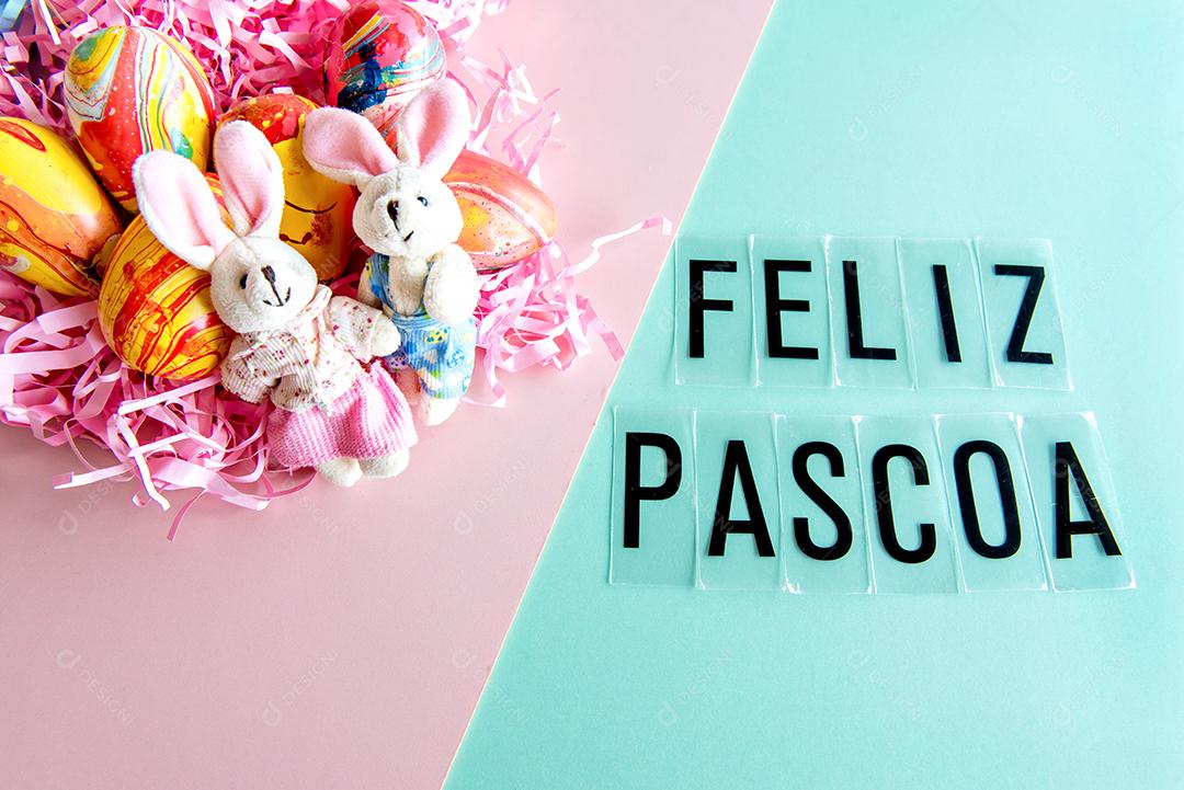 Conceito de páscoa, ovos de páscoa em fundo rosa