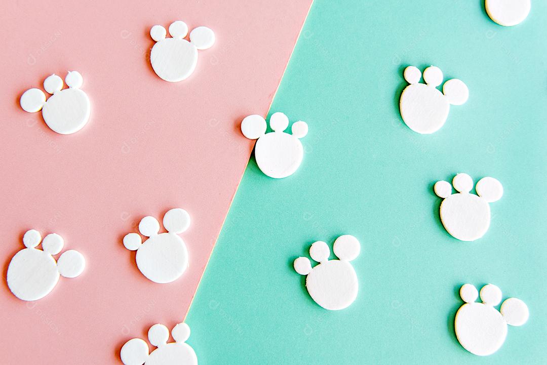 Decoração de páscoa, pegadas de coelho em background rosa e verde