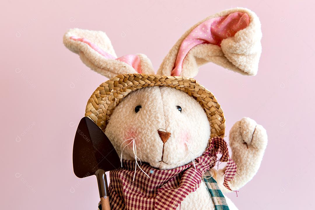 Coelhinho de pelúcia no fundo rosa, coelhinho da páscoa.