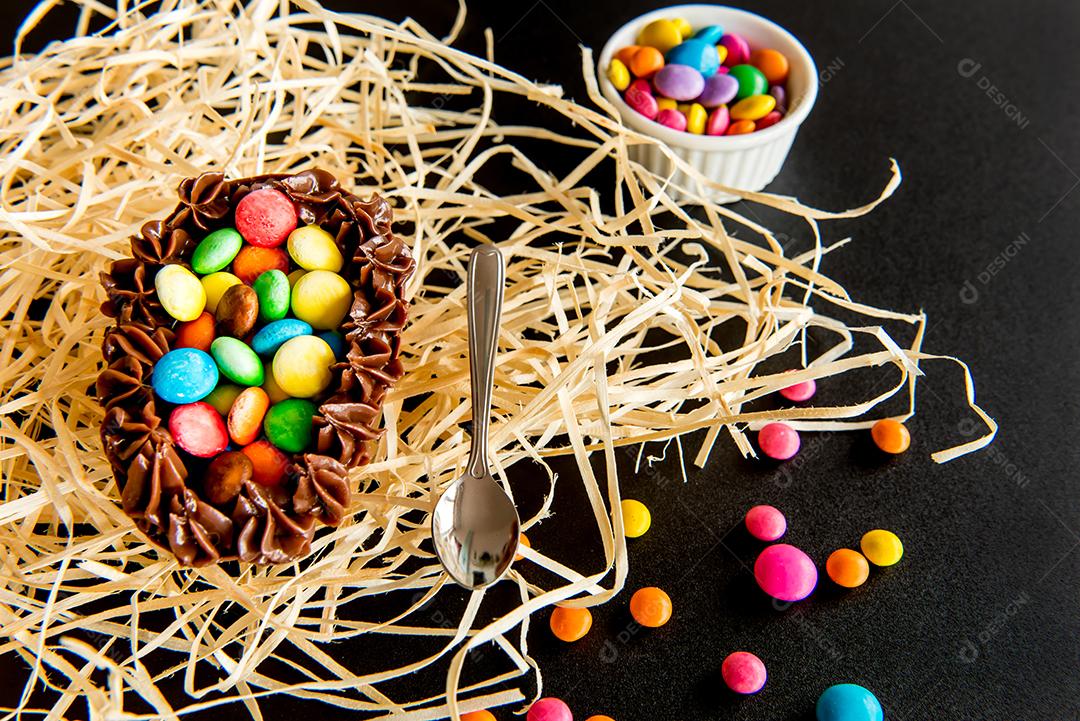 Ovo de colher cheio de chocolate, ovo de páscoa brasileiro decorado