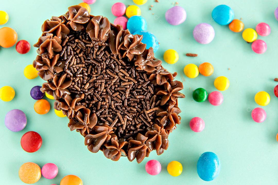 Ovo de colher cheio de chocolate, ovo de páscoa brasileiro decorado