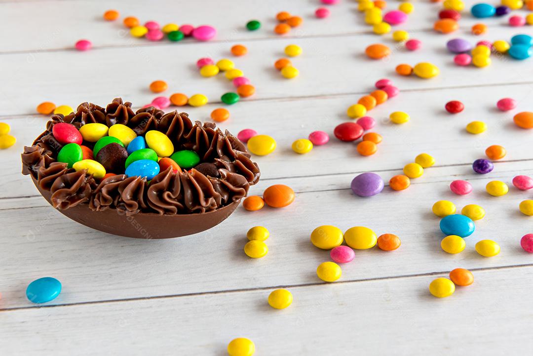 Ovo de colher cheio de chocolate, ovo de páscoa brasileiro decorado