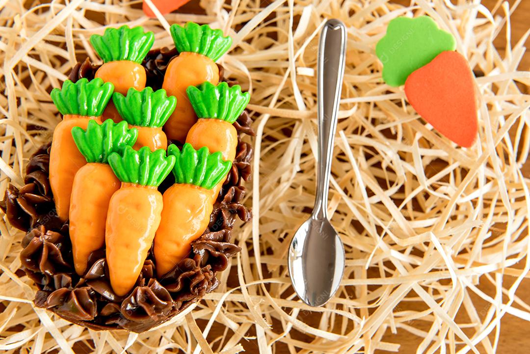 Ovo de colher cheio de chocolate, ovo de páscoa brasileiro decorado