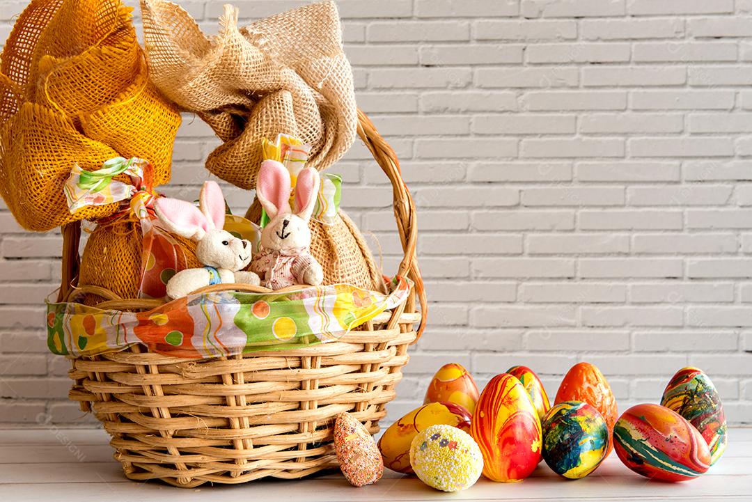 Decoração com ovos de páscoa coloridos e coelhinho da páscoa, easter con