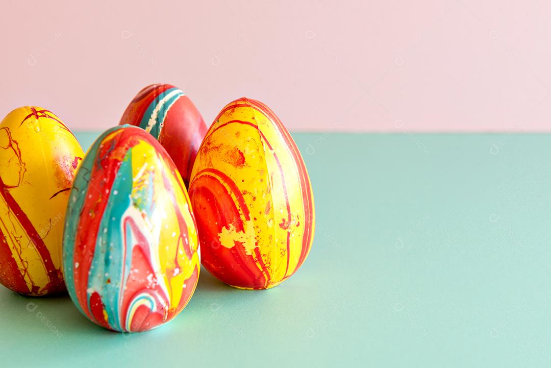 Decoração com ovos de páscoa coloridos no fundo da verde .