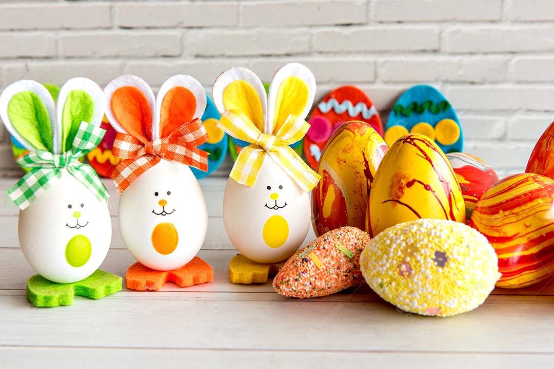 Decoração com ovos de páscoa coloridos.