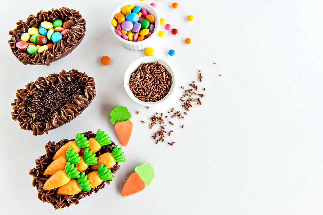 Deliciosos ovos de páscoa de chocolate em fundo branco.