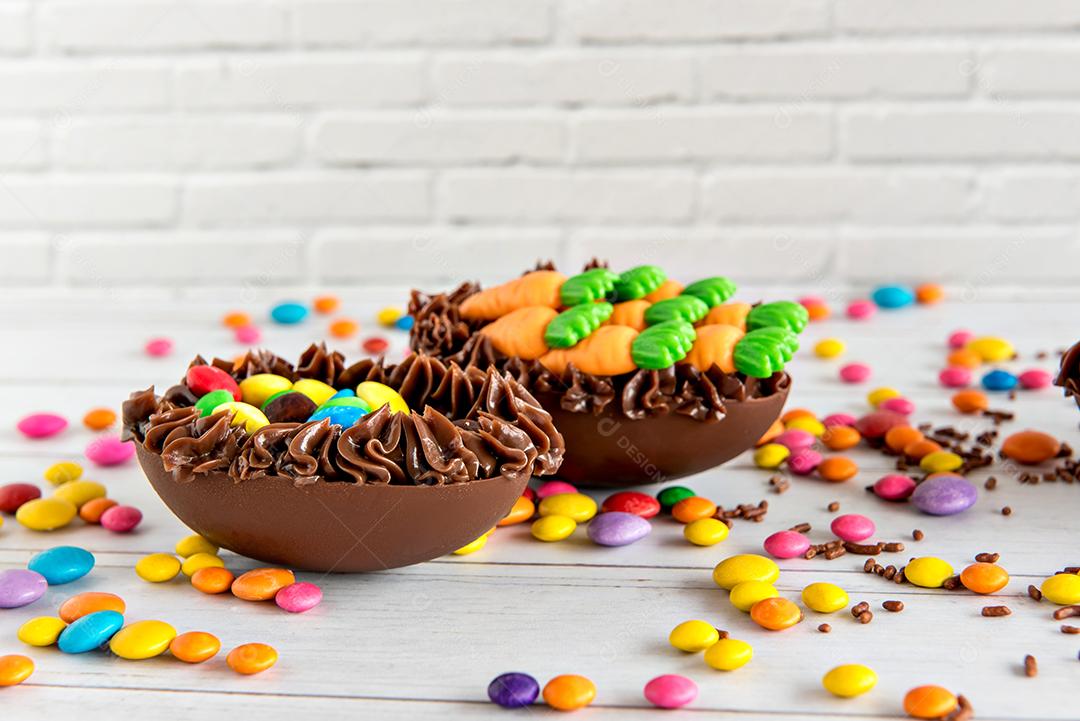 Deliciosos ovos de páscoa cheios de chocolate no fundo da páscoa