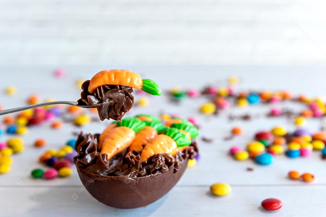 Conceito de páscoa, ovo de páscoa cheio de chocolate