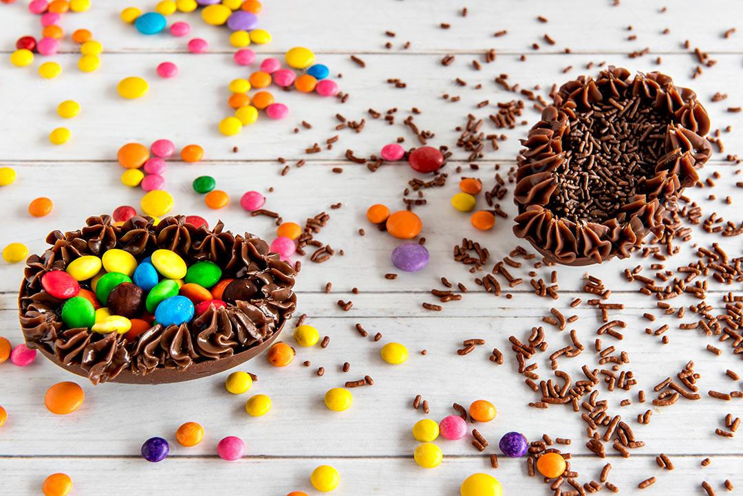 Deliciosos ovos de páscoa de chocolate, conceito de páscoa