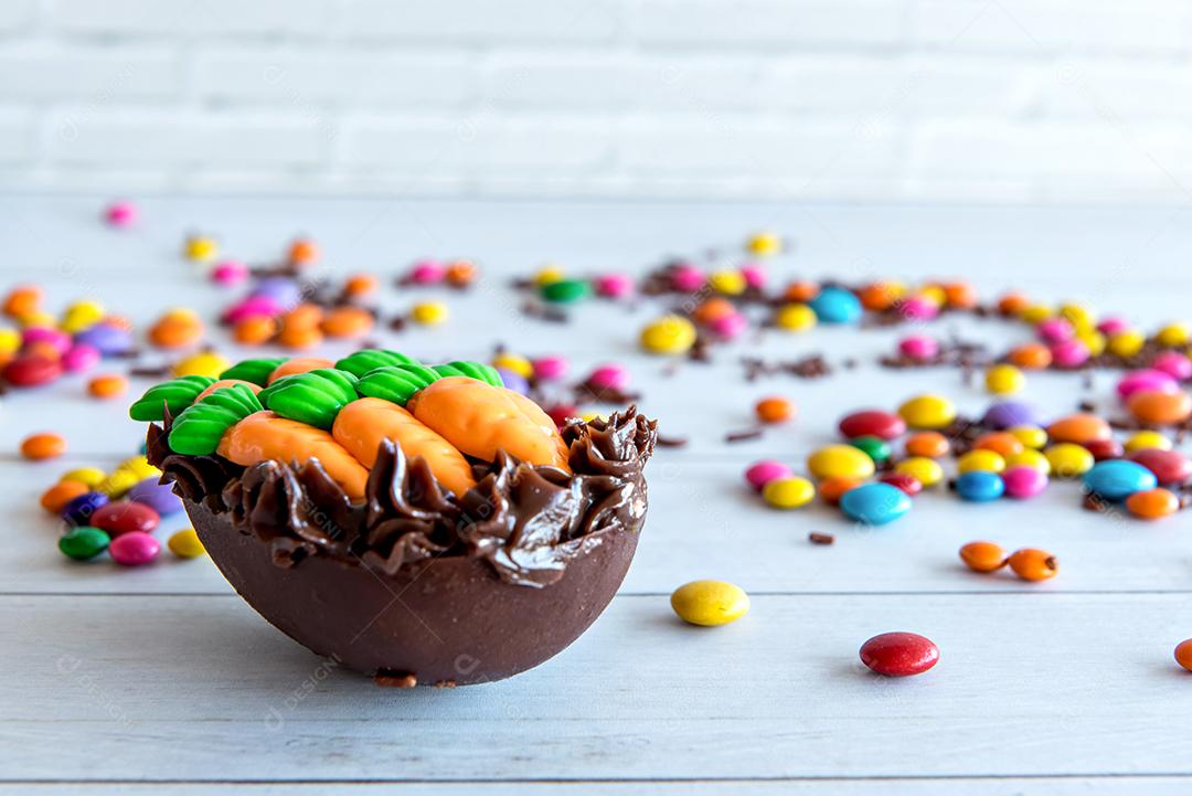 Conceito de páscoa, ovo de páscoa com recheio de chocolate.