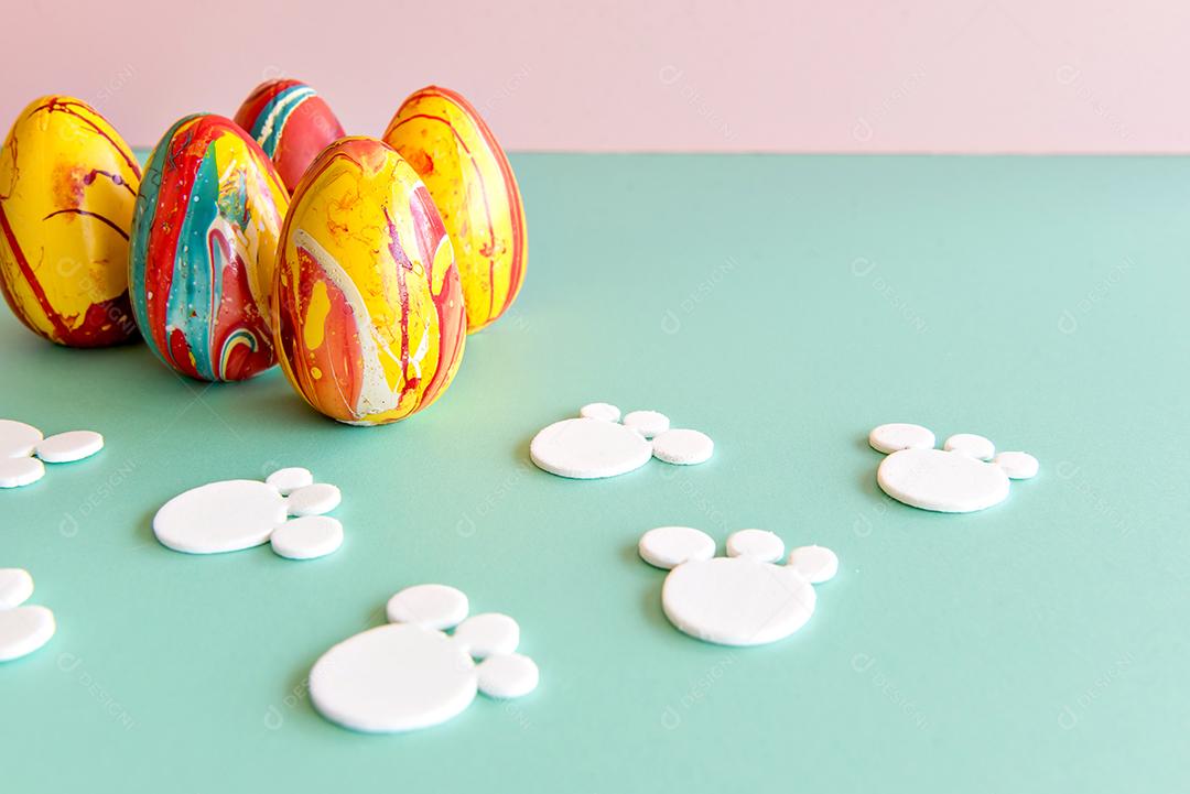 Conceito de páscoa, ovos de páscoa decorados em fundo de páscoa.