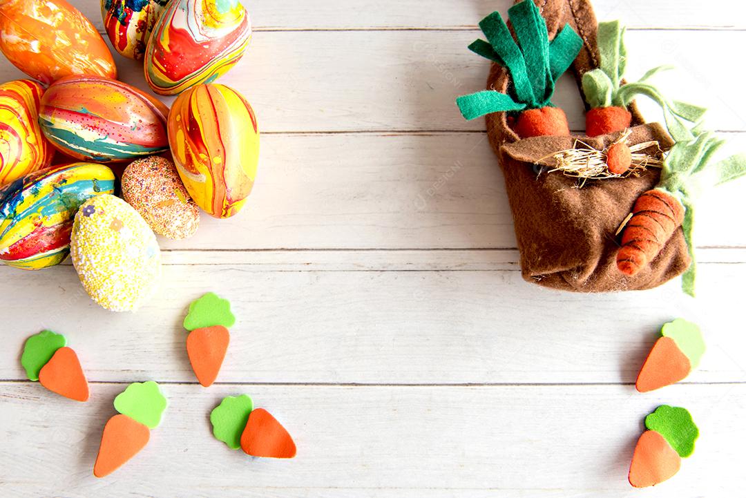 Decoração de Páscoa em fundo branco.