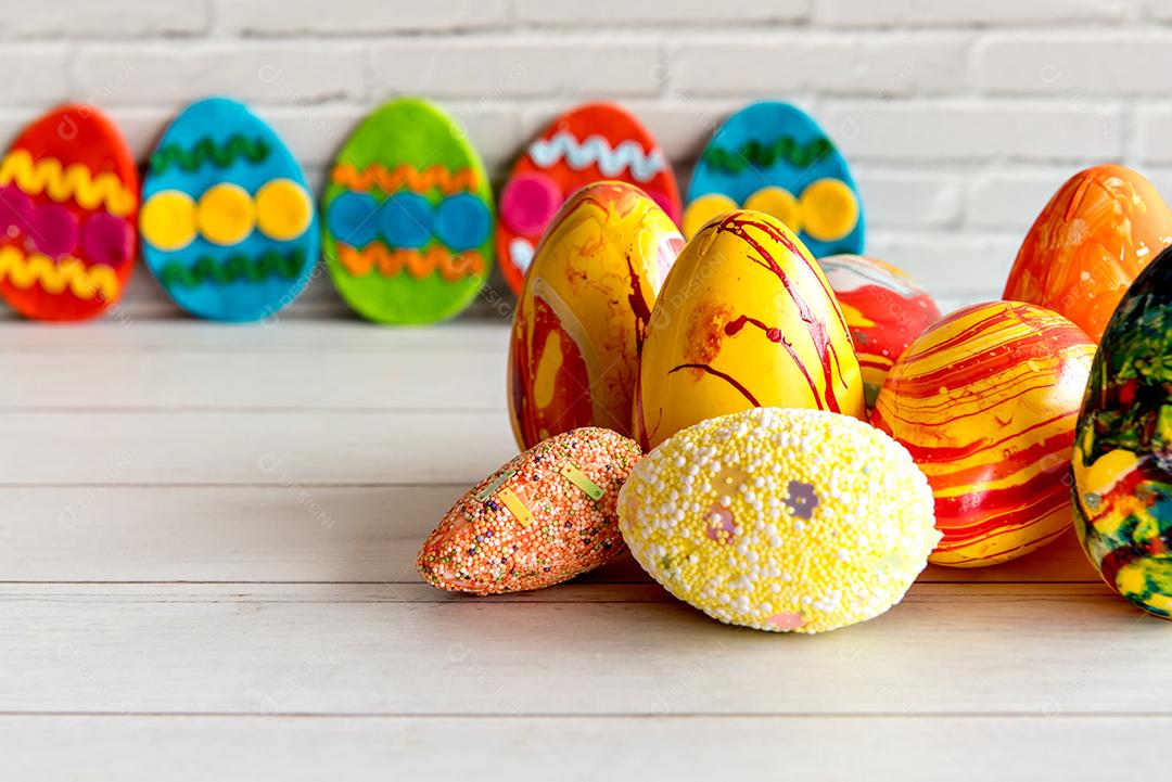 Decoração de Páscoa em fundo de madeira, conceito de Páscoa.