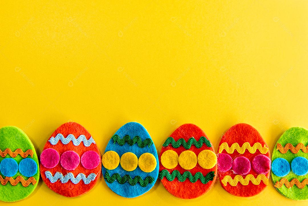 Decoração de páscoa, ovos de páscoa em fundo amarelo.