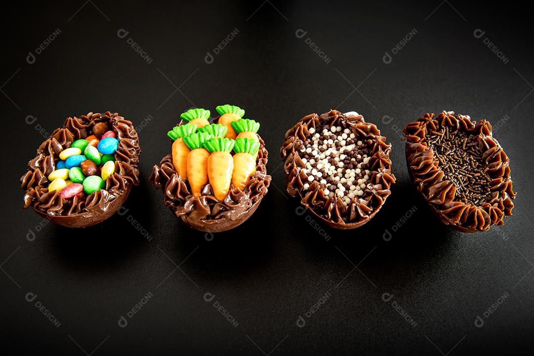 Ovos de páscoa cheios de brigadeiro em fundo preto, páscoa