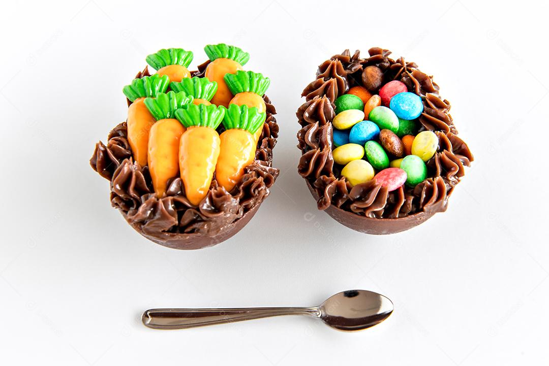 Ovos de páscoa cheios de chocolate no fundo branco, páscoa