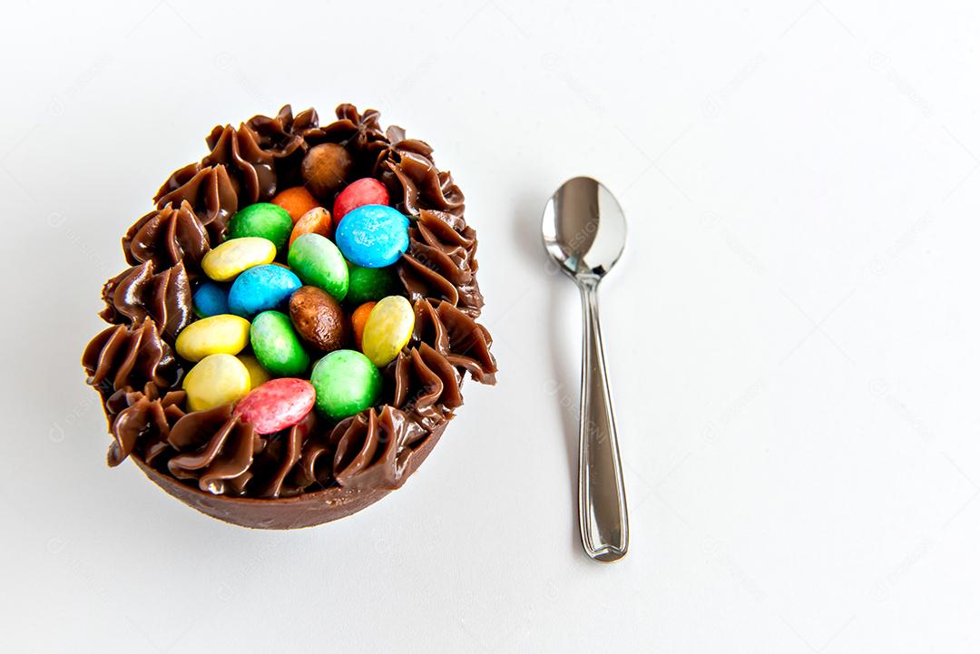 Ovos de páscoa cheios de chocolate no fundo branco, páscoa