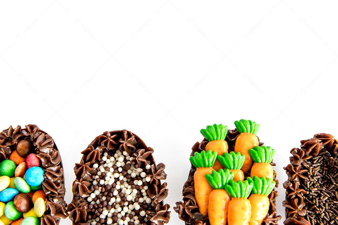 Ovos de Páscoa em fundo branco, conceito de Páscoa.