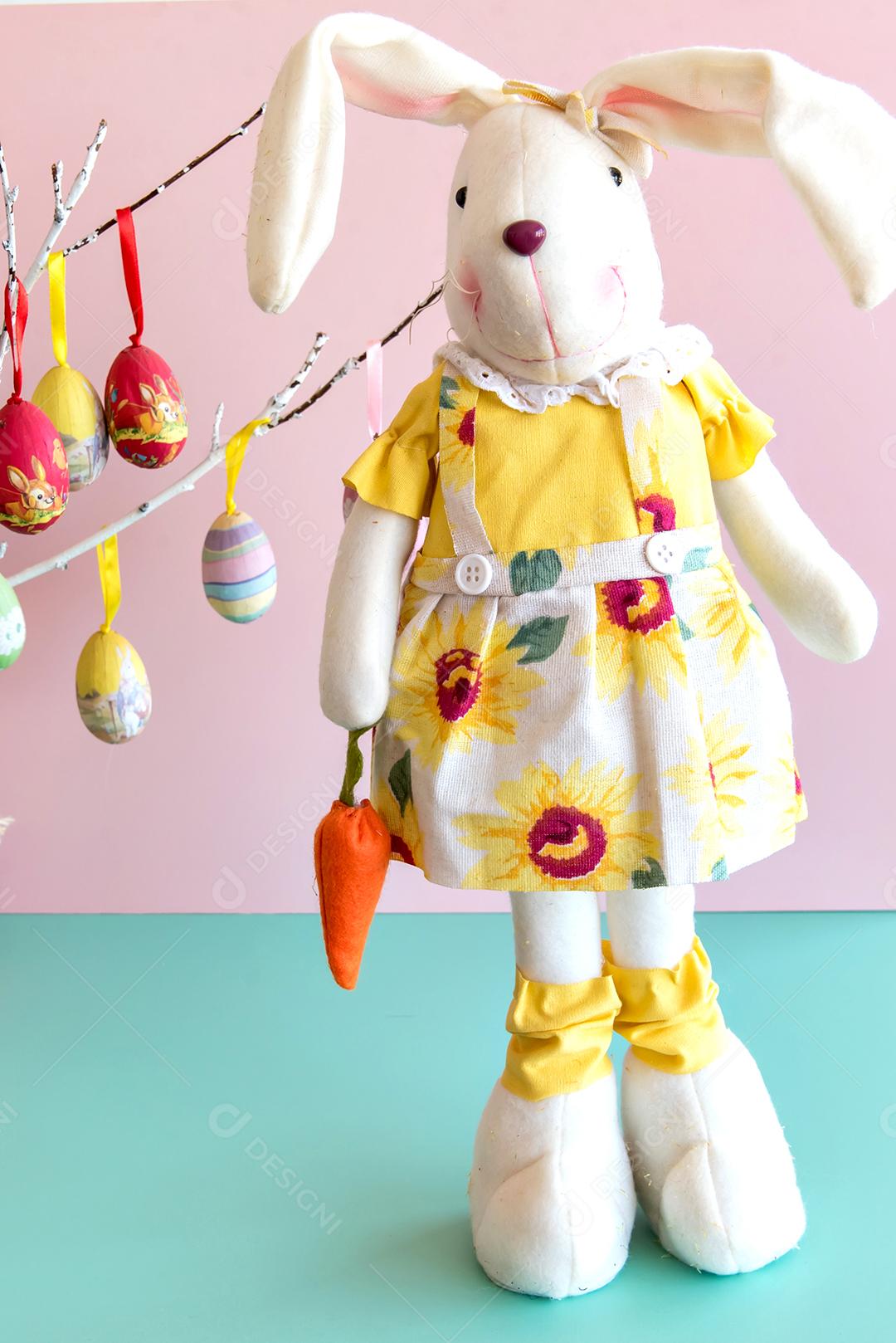 Coelhinho de pelúcia em fundo rosa e verde, coelhinho da páscoa.