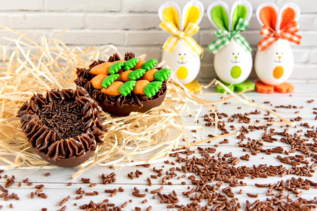 ovos de páscoa cheios de chocolate no fundo de páscoa com granulado