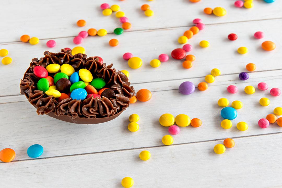 ovos de páscoa cheios de chocolate no fundo branco com confete