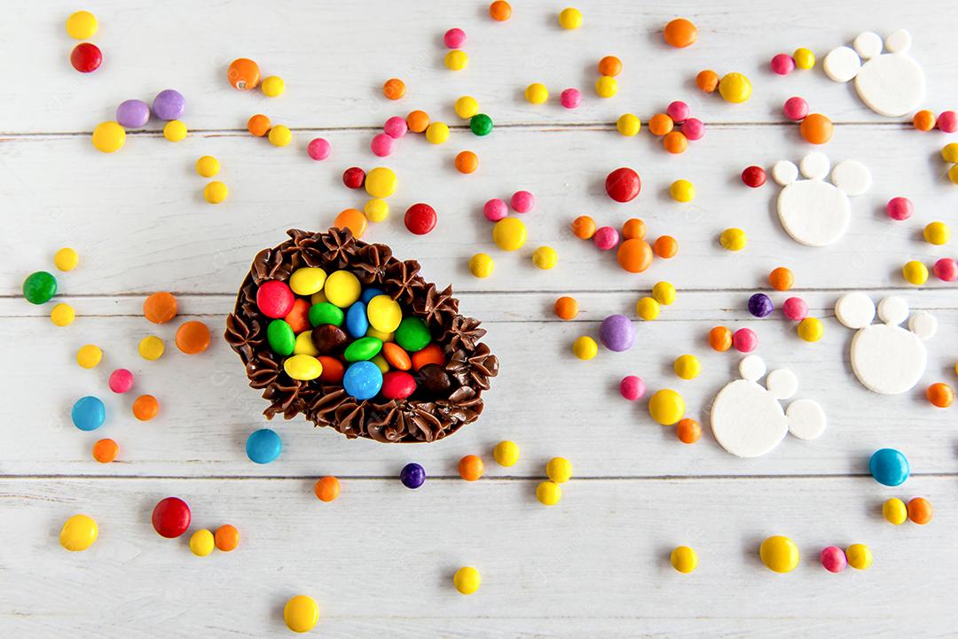 ovos de páscoa cheios de chocolate no fundo branco com confete,