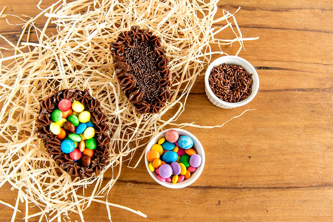 ovos de páscoa cheios de chocolate em fundo de madeira, spo brasileiro