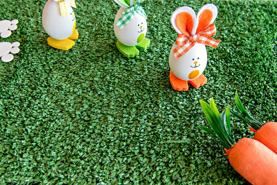 ovos de páscoa decorados na grama, páscoa decorada.