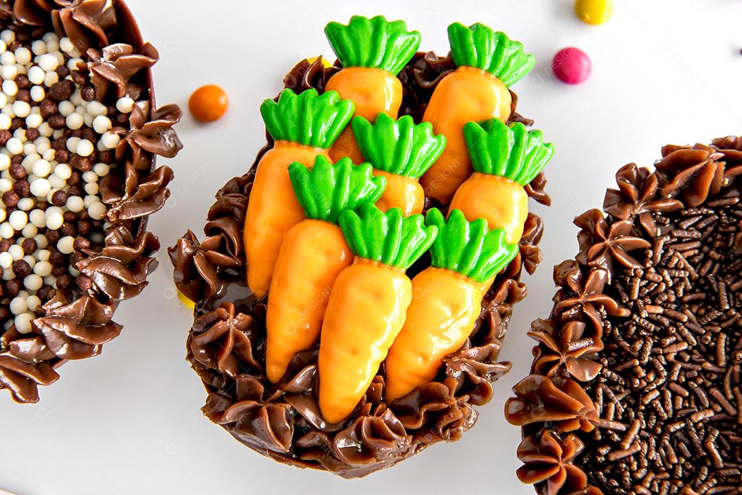 Deliciosos ovos de páscoa de chocolate no fundo branco, páscoa