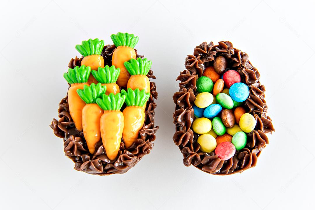 Ovos de páscoa cheios de brigadeiro no fundo branco, vista superior