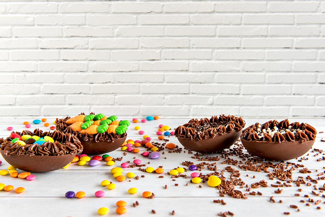 Ovos de páscoa cheios de chocolate em um fundo de páscoa