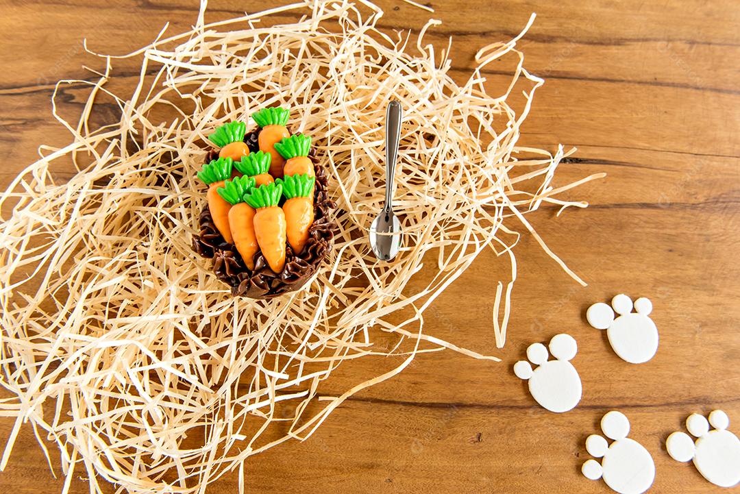 Ovos de páscoa cheios de chocolate em um fundo de páscoa