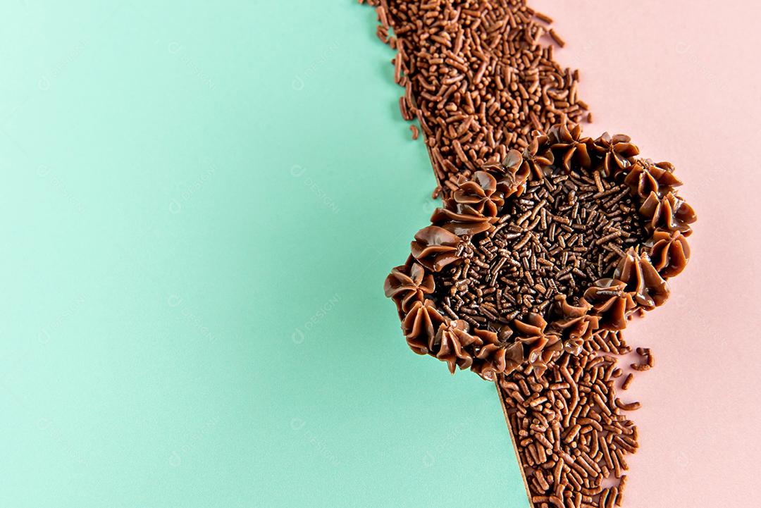 Ovos de Páscoa cheios de chocolate em um fundo verde e rosa