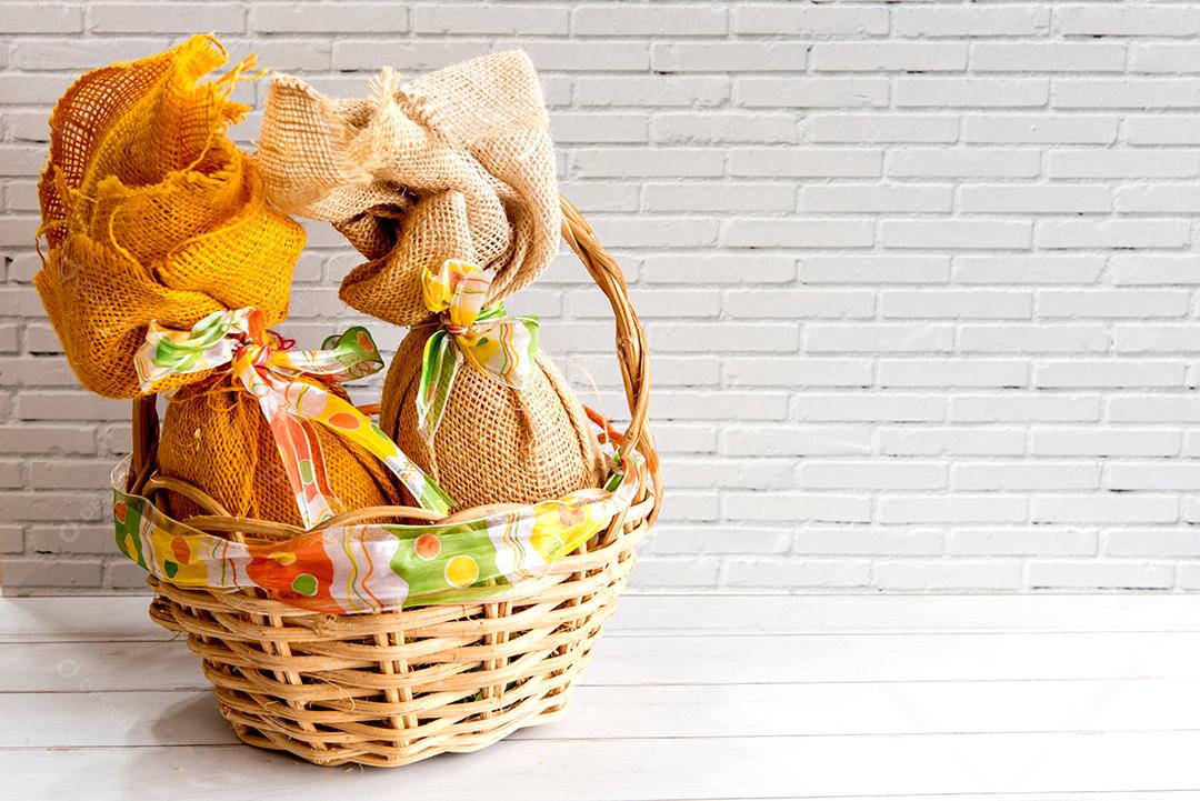 Conceito de páscoa, cesta com ovos de páscoa