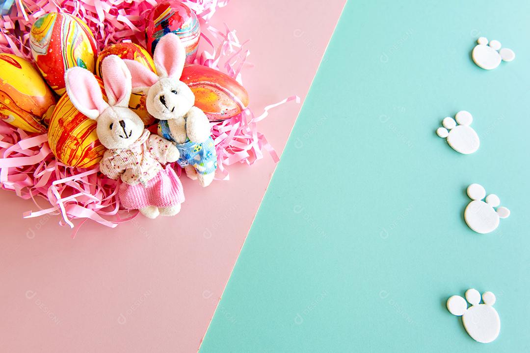Conceito de páscoa, decoração de páscoa em fundo verde e rosa.