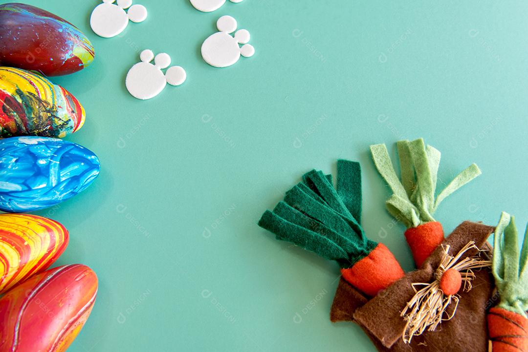 Conceito de páscoa, decoração de páscoa sobre fundo verde.