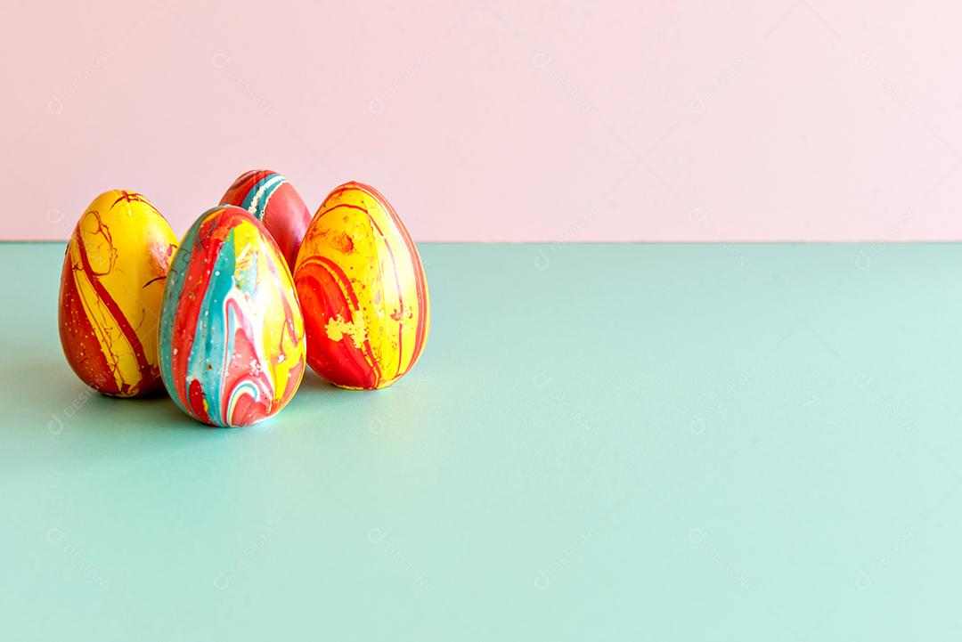 Conceito de páscoa, decoração de páscoa em fundo rosa e verde