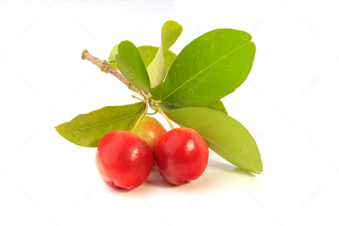 acerola orgânica fresca com folhas verdes, isoladas no fundo branco