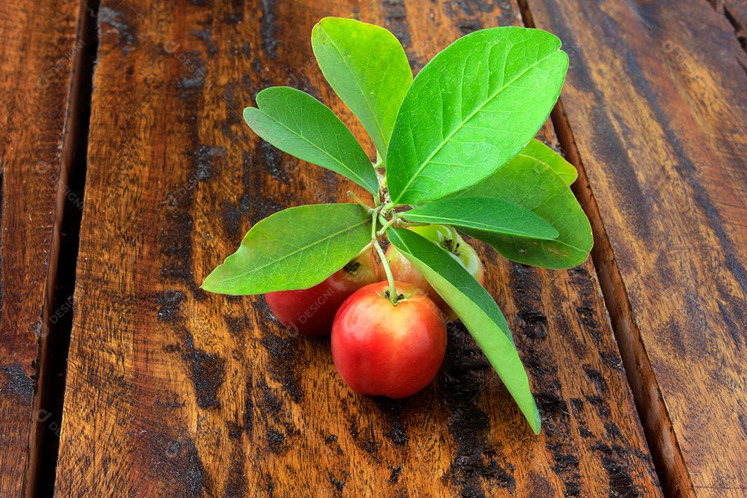 Acerola fresca na mesa de madeira rústica