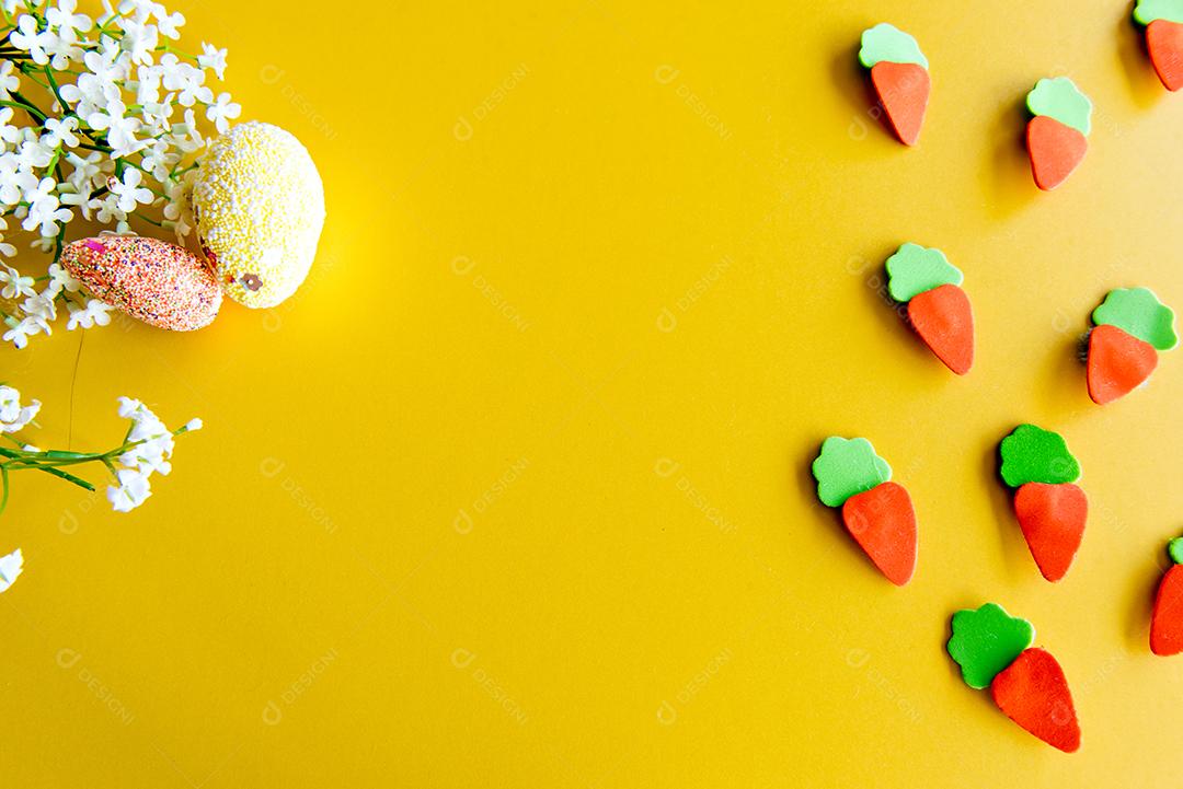 Conceito de páscoa, decoração de páscoa em fundo amarelo