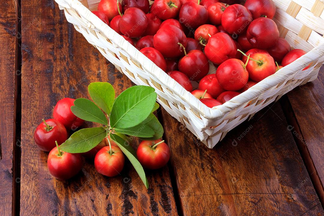 Acerola cereja fresca caixa na mesa de madeira rústica