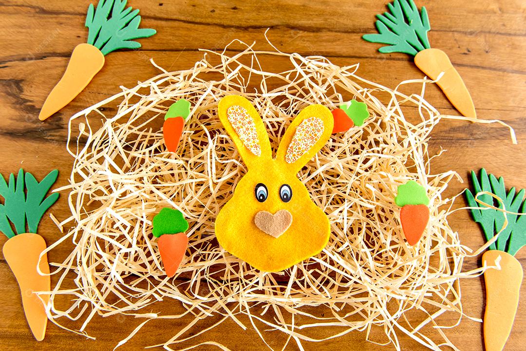 Conceito de páscoa, fundo decorativo de páscoa, coelho e cenouras de pano